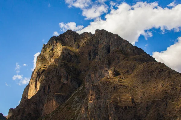 ペルーのアンデス高地の聖なる谷地域に位置するOllantaytamboサンクチュアリは 晴れた日の間にはっきりしています この地域はクスコの町とマチュピチュの古代都市からインカ帝国の中心部を形成しました — ストック写真