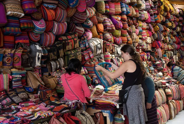 Pisac Peru Juni 2015 Een Toerist Bladert Door Een Winkel — Stockfoto