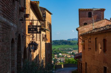 Certaldo, İtalya - 20 Haziran 2014: Tuğla ortaçağ şehri Tuscany, İtalya 'nın göbeğindeki Certaldo, yaz aylarında ziyaretçiler için popüler bir tatil yeridir.. 