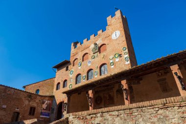 Certaldo, İtalya - 20 Haziran 2014: 12. yüzyıl tuğladan kale Palazzo Pretorio, turistler, sanat severler ve düğünler için popüler bir yerdir.. 