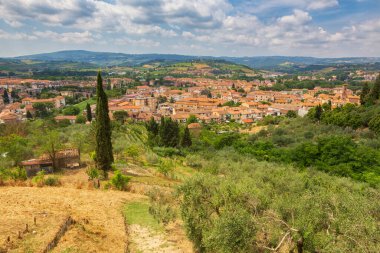 Ortaçağ Certaldo kasabasının manzarası, İtalya 'nın Toskana şehrinin göbeğinde yer alan küçük bir kasabanın modern versiyonuna bakan bir zeytin koruluğuyla çevrili bir dağın tepesinde yer alır.. 
