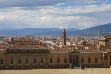 Floransa, İtalya - 18 Haziran 2014: Boboli Bahçeleri 'nin çevresini keşfeden turistler, bir yaz günü boyunca çok güzel bir arka plan sunuyor.. 