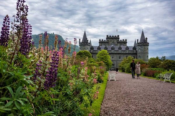 アーガイル スコットランド イギリス 7月1 2019 スコットランドの西海岸にあるインバーレイ城は 庭から曇りの日にここに示された人気のテレビ番組ダウントン修道院の場所の1つでした — ストック写真
