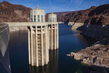 Batıda bir kuraklık, Hoover Barajı tarafından oluşturulan rezervuar, barajların hidroelektrik üretiminin azaltılmasıyla ilgili endişelere yol açtı..
