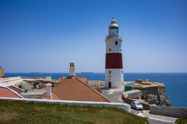 Джибриль, Великобритания - 28 июня 2018 года: маяк Trinity House, построенный в 1841 году, расположен в самой южной точке Джибриля, откуда открывается впечатляющий вид на океан в безоблачный летний день.  