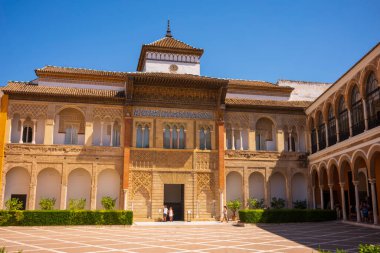 Seville, İspanya - 28 Haziran 2018: Alcazar, Sevilla 'nın göbeğinde popüler bir turistik merkezdir.. 