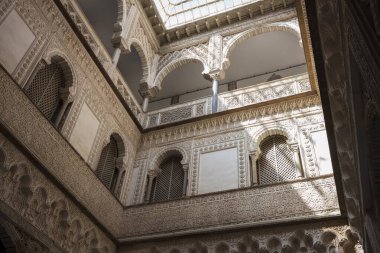 Seville, İspanya - 28 Haziran 2018: Alcazar Sevilla 'nın göbeğinde popüler bir turistik merkezdir. Burada iç dekorasyonun bir ayrıntısı var.. 
