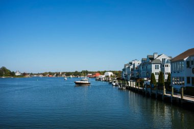 Mistik Nehir 'in sularında küçük bir tekne geziniyor, Mystic' te, CT 'de, New England' da, Mystic River Bascule Köprüsü 'nden görülebilen, açık gökyüzü ile güzel bir sonbahar gününde.. 