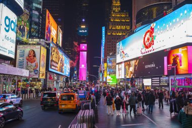 New York City, New York, ABD - 10 Aralık 2025: Manhattan 'ın göbeğindeki ünlü Times Meydanı' nı gezin.