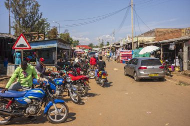 Migori, Kenya, - 21 Haziran 2025: Kenya 'da çalışan ve yaşayan insanların toprak yolunda görülen kırsal hayat... motorsikletli taksi şoförleri öncelikli olarak Boda-Bodas (veya Bodabodas) olarak bilinir..