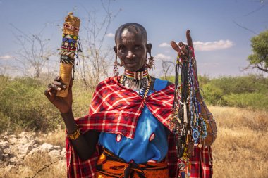 Amboseli Ulusal Parkı, Kenya - 24 Haziran 2025: Masai kadınları, mücevher, kemer ve giysi gibi renkli boncukları doğrudan turistlere ve yerel pazarlara satarak giderek artan bir ekonomik güç kazanıyorlar.