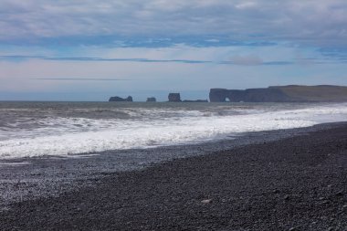 Şubat 2026 'nın başlarında, şiddetli kış fırtınaları ve aşırı erozyon, burada Ağustos 2016' da resmedilen Güney İzlanda 'da Vik yakınlarındaki ünlü Reynisfjara siyah kumsalının önemli, muhtemelen geçici olarak kaybolmasına neden oldu..