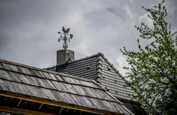 木の屋根の上にヴィンテージの天気のベーン — ストック写真