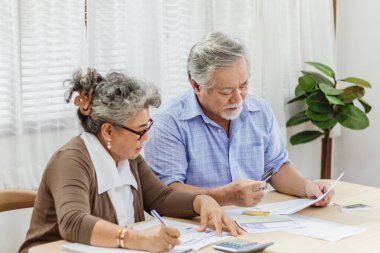 Stresli yaşlı çift kredi kartı borçları ya da alışveriş masrafları konusunda anlaşmazlık yaşıyor. Sevgili maddi risk, kriz ve kötü alışveriş alışkanlıkları. Para disiplini eksikliği, planlama danışmanı