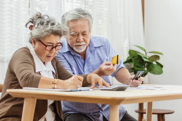 Stressed Senior Elderly Couple Conflict Credit Card Bills Debt Expense — Stock Photo, Image