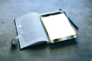 Ders kitabı, defter, kalem ve fotokopi alanı olan boş ekran tableti. Eğitim konsepti iş eğitimi, çevrimiçi öğrenme kursu ya da e-öğrenme. Webinar üzerinden evde çalışmak.