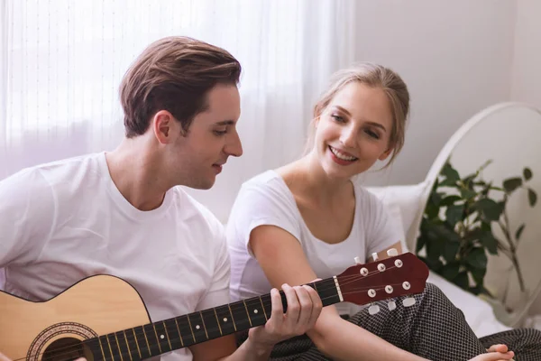 Adorável Jovem Casal Caucasiano Amante Cama Juntos Homem Tocar Guitarra — Fotografia de Stock