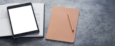 Ders kitabı, defter ve kopya alanı olan boş ekran tableti. Eğitim konsepti iş eğitimi, çevrimiçi öğrenme kursu ya da e-öğrenme. Webinar üzerinden evde çalışmak.