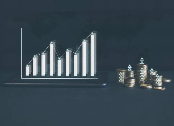 お金とチャート付きのタブレット 成長と成功のビジネスと金融の概念への投資 株式市場ファンドの戦略計画のための投資家データ分析 収益又は利益のための投資 — ストック写真