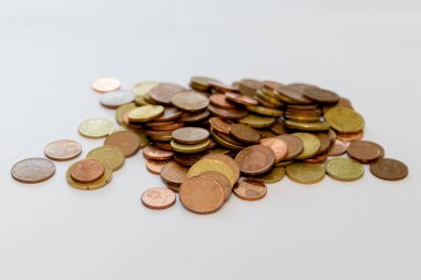 Beyaz arkaplanda farklı değerde Euro sikkeleri