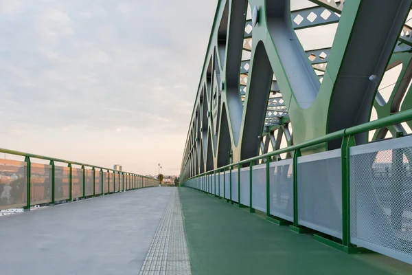 Una Strada Pedoni Biciclette Ponte Vecchio Bratislava — Foto Stock