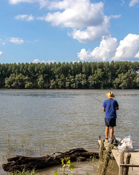 Hombre Mayor Pescando Con Caña Pescar Río Danubio — Foto de Stock