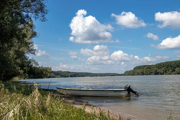 Banostor Serbia Agosto 2020 Pequeño Barco Pesquero Río Danubio Cerca — Foto de Stock