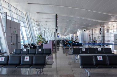 Hurghada, Mısır - 3 Ekim 2020: Hurghada Havaalanı 'nın kalkış alanı. Salgın (COVID-19) nedeniyle gezginler maske takarlar. Yeni Normal ve COVID-19 altında seyahat