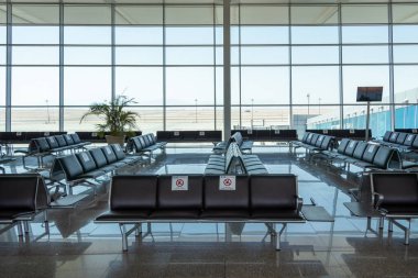 Hurghada, Mısır - 3 Ekim 2020: Hurghada, Mısır 'daki uluslararası havaalanında sandalye üzerindeki sembol çıkartmaları. Yeni Normal ve Sosyal Mesafe Kavramları, COVID-19 salgını.