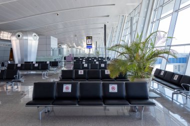 Hurghada, Mısır - 3 Ekim 2020: Hurghada, Mısır 'daki uluslararası havaalanında sandalye üzerindeki sembol çıkartmaları. Yeni Normal ve Sosyal Mesafe Kavramları, COVID-19 salgını.