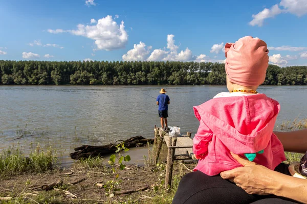 Niña Con Abuelo Pesca Del Río — Foto de Stock