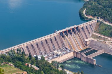 Perucac Gölü ve Drina Nehri üzerindeki hidroelektrik santrali, Bajina Basta, Sırbistan.