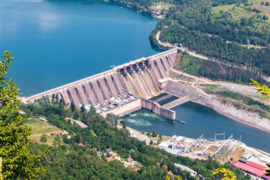 Perucac Gölü ve Drina Nehri üzerindeki hidroelektrik santrali, Bajina Basta, Sırbistan.
