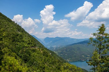 Sırbistan 'daki Tara Ulusal Parkı' ndaki Drina Nehri Kanyonu