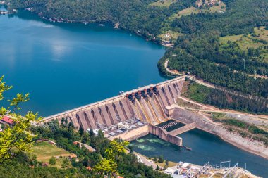 Perucac Gölü ve Drina Nehri üzerindeki hidroelektrik santrali, Bajina Basta, Sırbistan.