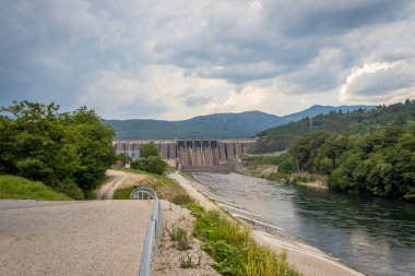 Sırbistan 'ın Bajina Basta kentinde bir hidroelektrik santrali barajı manzarası.