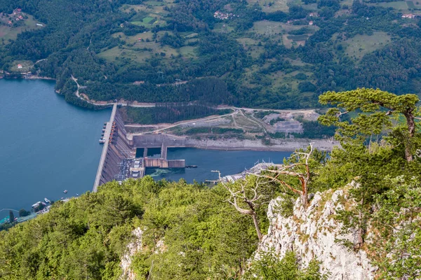 塞尔维亚巴伊纳巴斯塔佩鲁卡湖和德里纳河上的水电站 — 图库照片