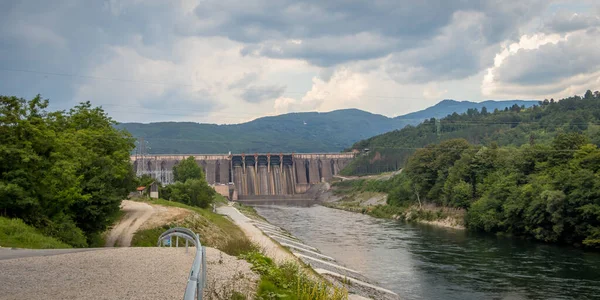 Vista Una Presa Central Hidroeléctrica Bajina Basta Serbia —  Fotos de Stock