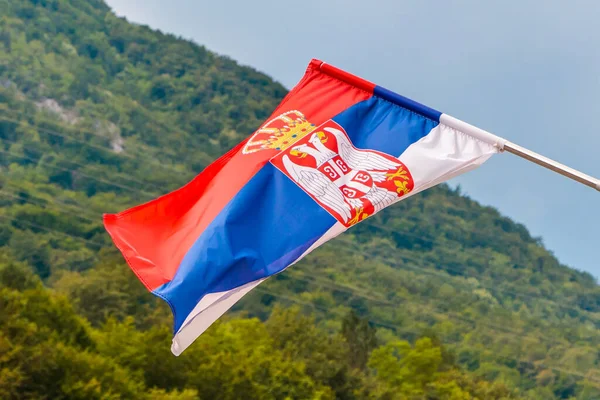 Bandeira Nacional Sérvia Com Águias Coroa Acenando Vento — Fotografia de Stock