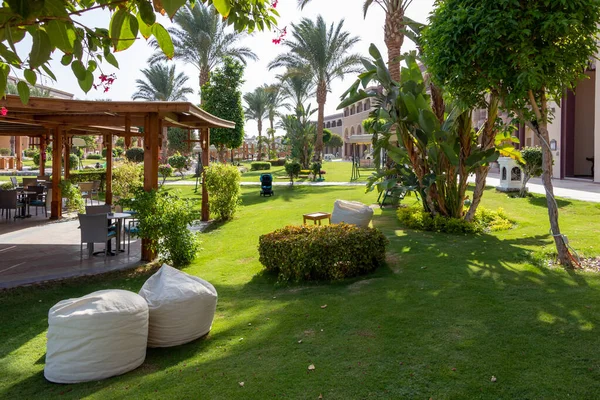 Hurghada, Mısır - 30 Eylül 2020: SUNRISE Mamlouk Palace Resort otelinde palmiye ağaçları olan Mısır bahçesi