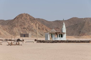 Mısır çölünde mütevazı bir cami..