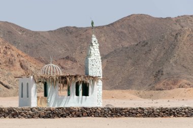 Mısır 'da çölde mütevazı bir cami..