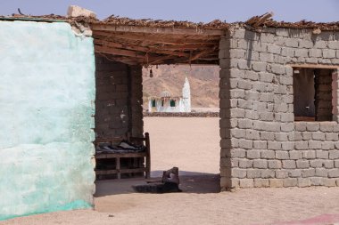 Mısır çölünde mütevazı bir cami..