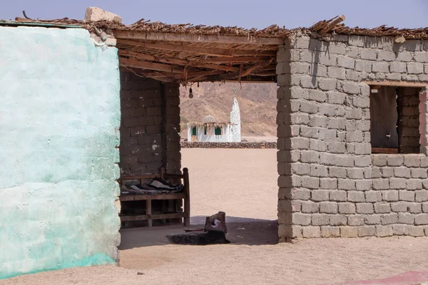 Mısır çölünde mütevazı bir cami..