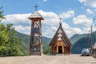 Mokra Gora, Sırbistan - 15 Temmuz 2020: Kustendorf Meydanı, geleneksel köy Drvengrad.
