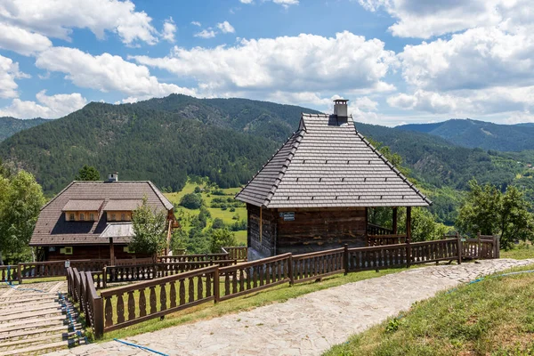 Mokra Gora, Sırbistan - 15 Temmuz 2020: Drvengrad (Mecavnik / Kustendorf) Eko köyü Emir Kusturica tarafından Sırbistan 'ın Mokra Gora kentinde inşa edildi