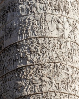 Trajan Sütununa yakın plan, Roma zafer anıtı İmparator Trajan tarafından Dacia savaşlarındaki zaferi kutlamak için inşa edildi..