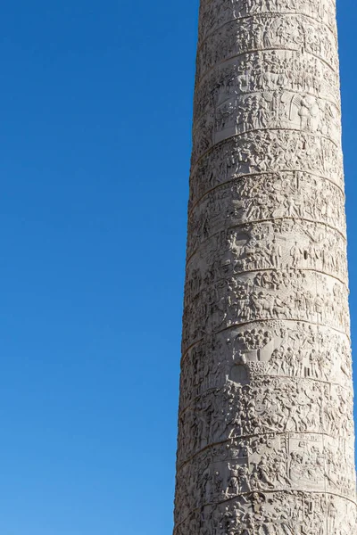 トラヤヌス列 ダチア戦争で勝利を祝うために皇帝トラヤヌスによって建てられたローマの勝利記念碑のクローズアップ — ストック写真