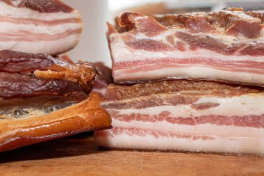 Ahşap bir tahtanın üzerinde domuz pastırması füme.