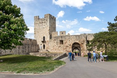 Belgrad, Sırbistan - 2 Mayıs 2021: Sırbistan 'ın Belgrad kentinde tarihi kale kuleleri, kapısı ve köprüsü